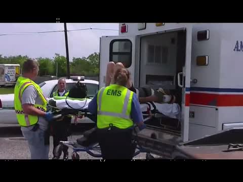 法拉利California車禍慘遭兩車“夾攻”