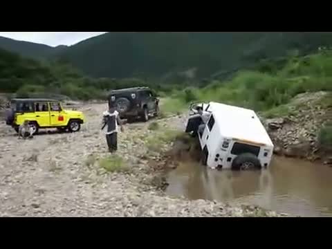 車友駕勇士挑戰(zhàn)炮彈坑