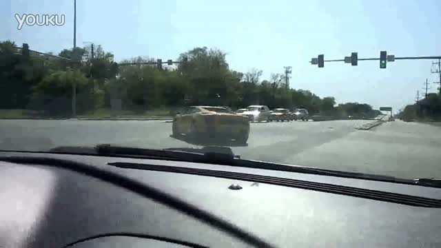 糗大了！蘭博基尼Gallardo在十字路口起步都失控撞車