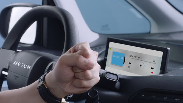 智趣隨行 新寶駿E300